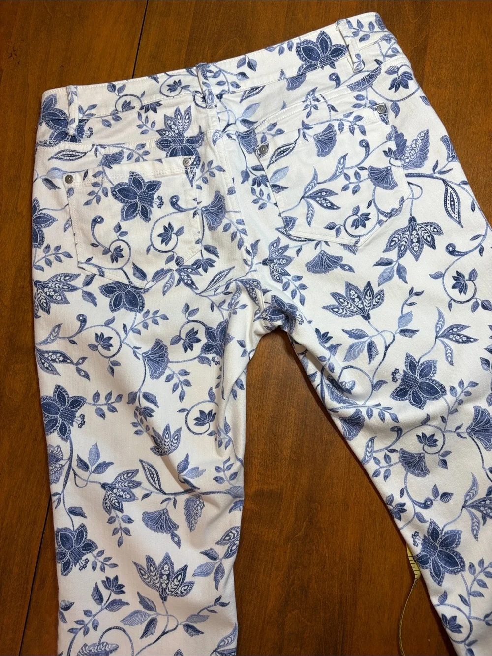 J.Jill Denim White Cropped Pants with Blue Floral Print, 8P - Picture 7 of 8